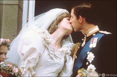 値下げ　マッピン&ウェッブ.チャールズ皇太子.ダイアナ.スペンサー結婚記念品 GettyImages-73399907.jpg