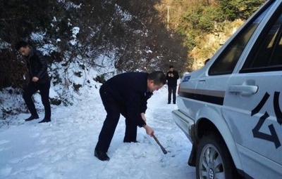 海抜1000メートルの村で急病人　村民と警官が協力、路上の氷をおので砕き封鎖道路を突破