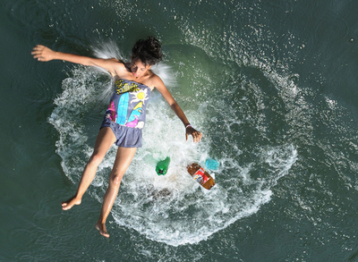 川に飛び込む子どもたち、ルーマニア