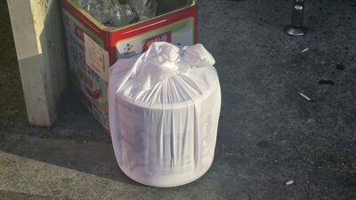 韓国の葬儀場「遺影入りの骨つぼ」がゴミ箱横に放置…故人の顔や命日も刻印・遺族が回収
