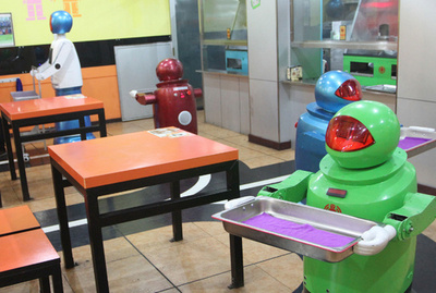 ロボットが調理から配膳まで、中国のレストランが話題