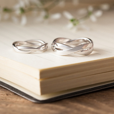 「デビアス」バンドリング新作、クリスマスにお揃いのリングを