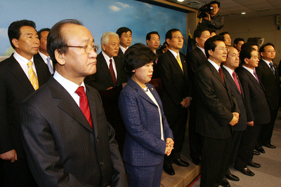 与党・ウリ党から23人が大量離党、新党結成へ - 韓国