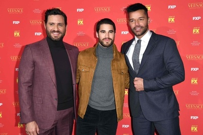 TVシリーズ「ジャンニ・ヴェルサーチの暗殺」プレミアに出演俳優ら登場