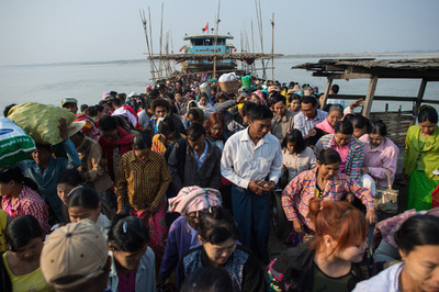 結婚式帰りの数十人乗せた客船沈没、死者20人以上 ミャンマー