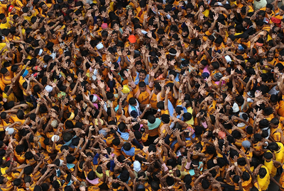 クリシュナ神を祝うジャンマシュタミ祭、圧巻の人間ピラミッド インド