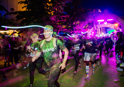 夜の街を光るランナーが走る「カラー・ラン・ナイト」 スウェーデン