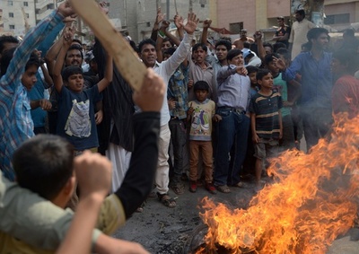 教会で自爆相次ぎ14人死亡、暴動発生で死者 パキスタン