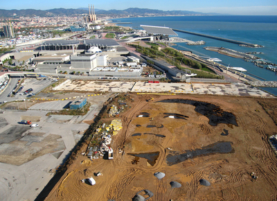 砂で描いたオバマ氏巨大肖像画、バルセロナの浜辺に出現