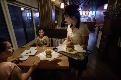 北朝鮮で感じる米文化、バーガーショップでポテトもいかが？