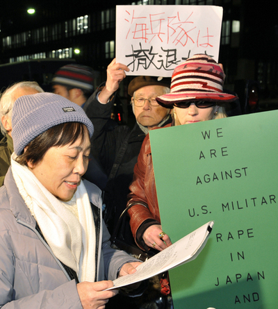 米兵暴行事件で沖縄県議会が抗議決議、「憤りを禁じ得ない」