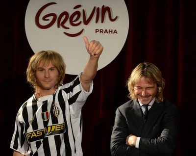 本人も苦笑い？チェコでネドベド氏のろう人形が登場