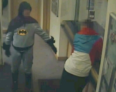 英警察に現れたバットマン、正体は中華料理の配達人