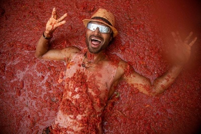 飛び交うトマト120トン！ スペインで恒例の「トマティーナ」