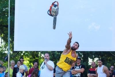 チェーンソー投げ大会 スロベニア