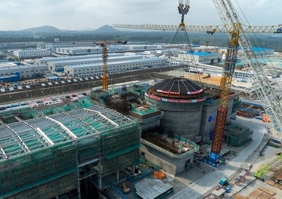 世界初の陸上商用小型モジュール原子炉 ドーム屋根のクレーン組み立てに成功 中国