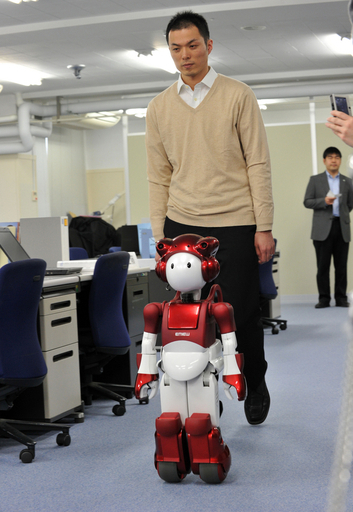 探索・案内できる人型ロボット「EMIEW2」、日立