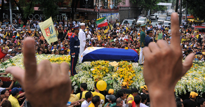 アキノ元大統領に最後のお別れ、フィリピン