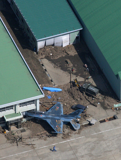 津波に流された空自F2支援戦闘機、宮城県