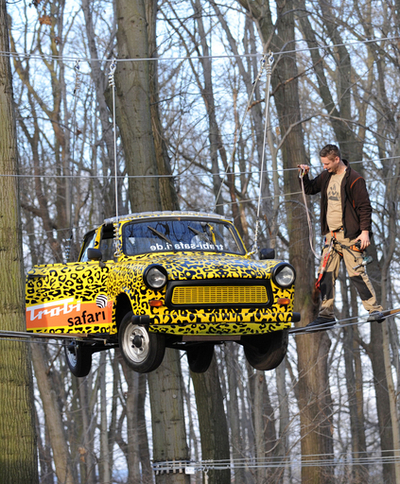 宙に浮くトラバント？ 独テーマパークの新アトラクション