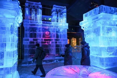 世界の名所や名画が氷像に、氷の滑り台も モスクワ