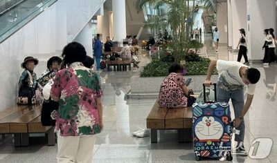 韓国・仁川空港が高齢者の避暑地に、ござを敷き猛暑しのぐ