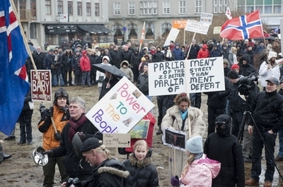 既存政治に「NO！」、コメディアン新党がアイスランド市議選で圧勝