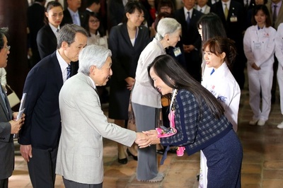 天皇、皇后両陛下 ベトナムで日本留学経験者らと懇談
