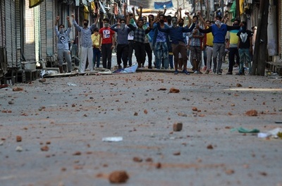 印カシミールの衝突3日目、デモ隊が空軍基地に突入試みる