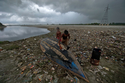 インド各地の洪水、市民生活に多大な影響