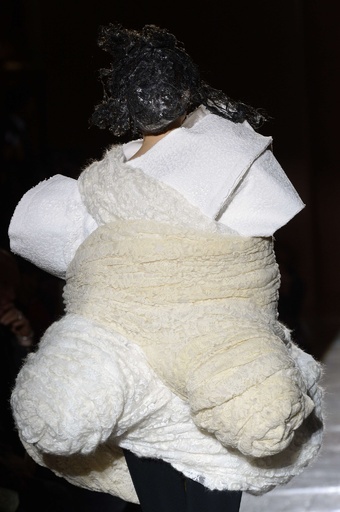 別れの痛みを美しく表現、「コム デ ギャルソン」15/16秋冬