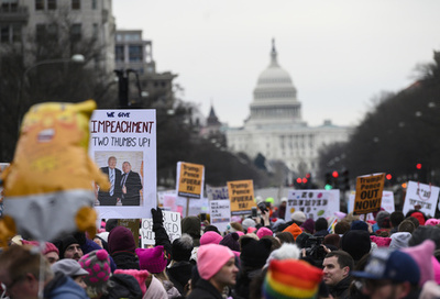 今や恒例、米首都で反トランプデモ 女性ら数千人が行進