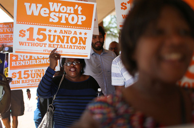 最低賃金で1週間生活、米フロリダ州で議員ら体験