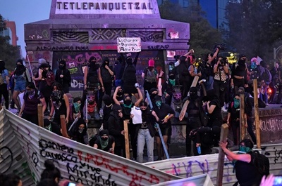 「フェミサイド」やレイプに抗議、女性たちが暴力的デモ メキシコ