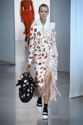 「セルフポートレイト」19年春夏コレクション発表