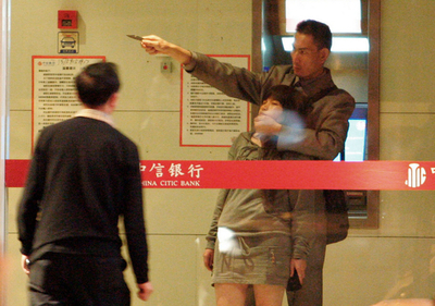 中国雲南省、銀行前で刃物持った男が女性人質に