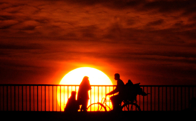 大晦日に輝く、パキスタンの夕焼け