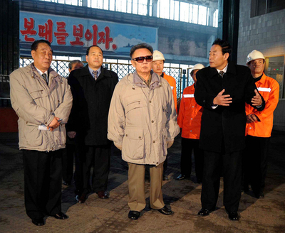 北、またも金総書記の写真公開、製鉄所を視察