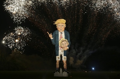 炎に包まれる「トランプ氏」、英国のボンファイア・ナイト