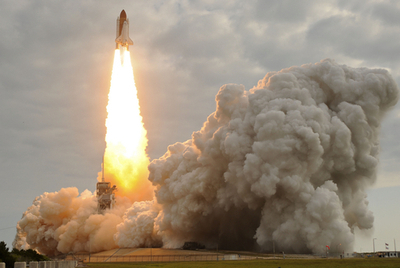 エンデバー、最後の飛行へ ギフォーズ議員も見守る