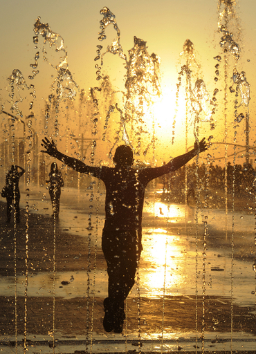 音楽で熱した体、噴水で冷やす若者たち スペイン