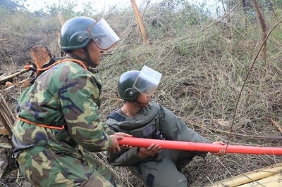 地雷処理兵が作業中の事故で両手と両目失う 中国・雲南、ベトナム国境