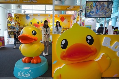 中国、人気キャラクターの「アヒル訴訟」が注目される