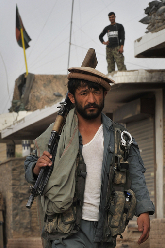 アフガン南部でタリバンが大規模攻撃、BBC記者ら21人死亡