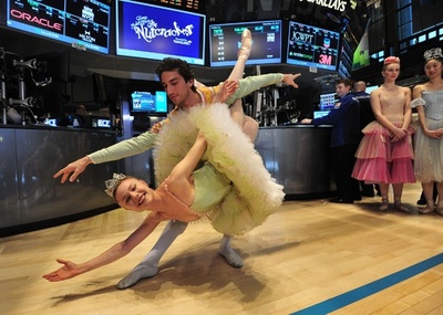 XマスイブのNY証券取引所、バレリーナたちが取引開始のベル