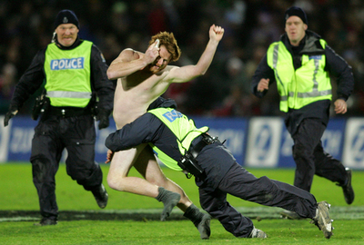 NZのモーテル、「行儀悪い」と近くの町の全住民を出入り禁止に