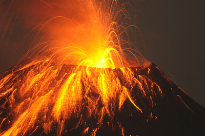 エクアドルで火山噴火、空港など閉鎖