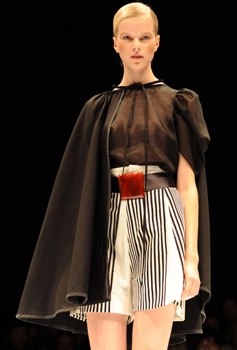 ＜11年春夏東京コレクション＞アライサラ、新作を発表