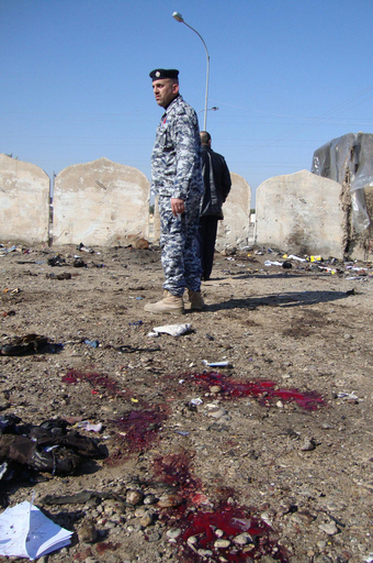 イラクの警官募集施設前で自爆攻撃、死者50人