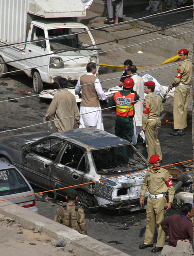 市場で自爆攻撃、軍施設が標的か パキスタン